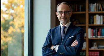 Ich bin Prof. Dr. Stefan Müller, Ökonom (48 Jahre) (7/10)